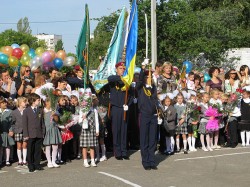 Геннадий Кернес лично поздравил с 1 сентября школьников дальних районов