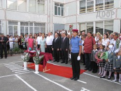 Геннадий Кернес лично поздравил с 1 сентября школьников дальних районов