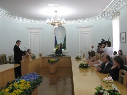Геннадий Кернес наградил журналистов в честь их Дня