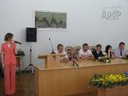 Геннадий Кернес наградил журналистов в честь их Дня