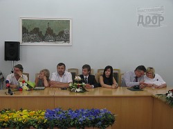 Геннадий Кернес наградил журналистов в честь их Дня