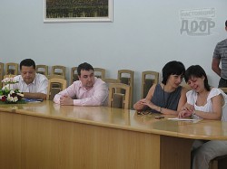 Геннадий Кернес наградил журналистов в честь их Дня