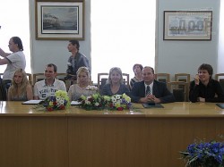 Геннадий Кернес наградил журналистов в честь их Дня