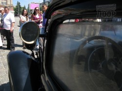 На площади Свободы показали уникальную машину «Победу». «Черная молния» отдыхает!