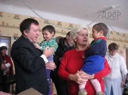 Обделенных вниманием малышей поздравили со Святым Николаем