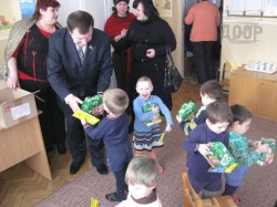 Обделенных вниманием малышей поздравили со Святым Николаем