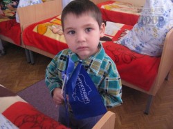 Обделенных вниманием малышей поздравили со Святым Николаем