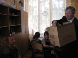 Обделенных вниманием малышей поздравили со Святым Николаем