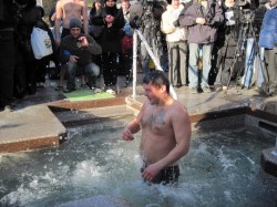 Как Михаил Добкин прыгнул в ледяную воду и чем потом грелся