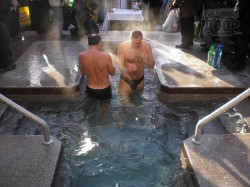 Как Михаил Добкин прыгнул в ледяную воду и чем потом грелся