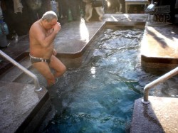 Как Михаил Добкин прыгнул в ледяную воду и чем потом грелся