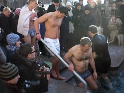 Как Михаил Добкин прыгнул в ледяную воду и чем потом грелся