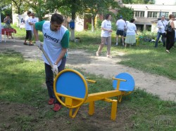 В областной детской больнице установили детскую площадку