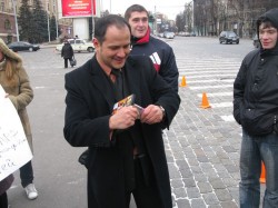 Как на пл.Свободы «сидюки» ломали