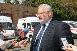 М. Добкин вручил медикам спецодежду. Харьков, 26 августа