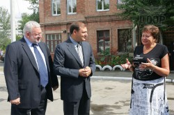 М. Добкин вручил медикам спецодежду. Харьков, 26 августа