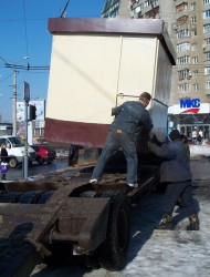 В Харькове началась весенняя уборка незаконных построек
