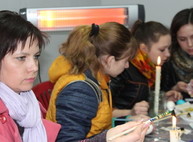 Волонтеры расписывают крашенки для бойцов АТО (фото)