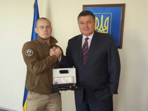 Командир «Схiдного корпусу» получил наградное оружие от Авакова