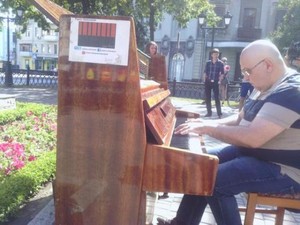 На улице в центре Харькова играют на пианино (ФОТО)