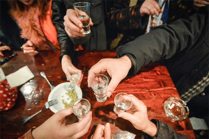 Приятели подрались в кафе Краснограда — у мужчины травма глаза