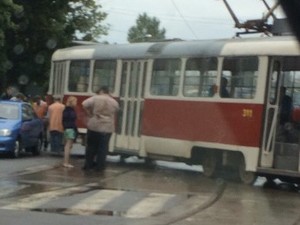 Дрифт трамвая №27: под раздачу попала иномарка (ФОТО)