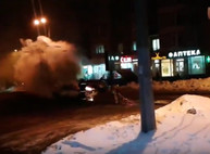 Посреди дороги у «Зирки» сгорел автомобиль (ВИДЕО)