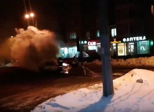 Посреди дороги у «Зирки» сгорел автомобиль (ВИДЕО)