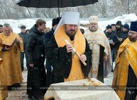 Возле источника на Алексеевке продолжается строительство церкви (ФОТО)