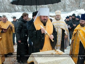 Возле источника на Алексеевке продолжается строительство церкви (ФОТО)