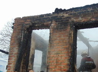 Чудовищный пожар в Чугуеве: от дома остались одни стены (ФОТО)