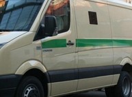 Под Харьковом инкассаторская машина врезалась в бетонную плиту блокпоста