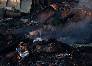 Мощный пожар под Харьковом уничтожил дом и гараж с тремя автомобилями (ФОТО)