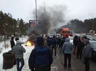Автомобилисты перекрыли все въезды в Киев и жгут покрышки (ФОТО, ВИДЕО)