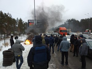 Автомобилисты перекрыли все въезды в Киев и жгут покрышки (ФОТО, ВИДЕО)