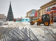 На площади Свободы демонтируют новогодний городок (ФОТО)