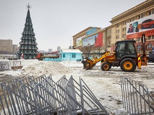 На площади Свободы демонтируют новогодний городок (ФОТО)