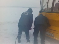На трассах области спасатели вытаскивают из заносов машины