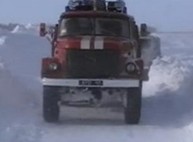 На трассах спасатели вытаскивают автомобили из заносов