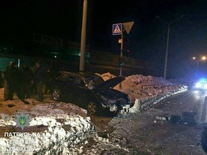 Молодые харьковчане на чужой иномарке врезались в светофор (ФОТО)
