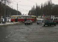 Очередной дрифт: на Салтовке трамвай перегородил проезжую часть (ФОТО)