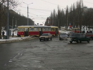 Очередной дрифт: на Салтовке трамвай перегородил проезжую часть (ФОТО)