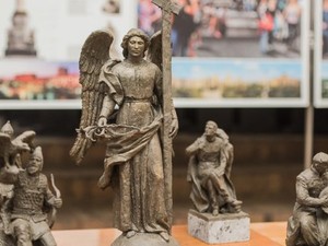 Это памятный знак харьковской истории: в горсовете обосновали стелу с ангелом