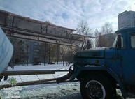 В Харькове мусоровоз врезался в троллейбусную остановку (ФОТО)