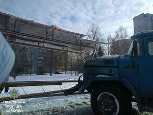 В Харькове мусоровоз врезался в троллейбусную остановку (ФОТО)