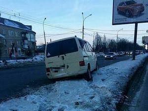 На Льва Ландау минивен столкнулся с легковушкой: есть пострадавшие (ФОТО)