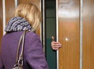 В подъезде многоэтажки напали на женщину: похищено несколько тысяч гривен