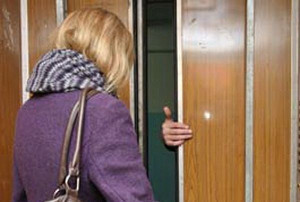 В подъезде многоэтажки напали на женщину: похищено несколько тысяч гривен