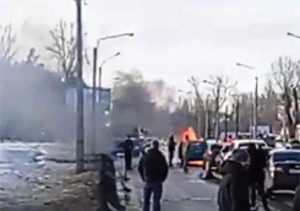 На улице Харькова загорелся стоящий в «пробке» автомобиль (ВИДЕО)