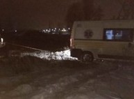 На трассах Харьковской области спасатели продолжают вытаскивать автомобили из заносов